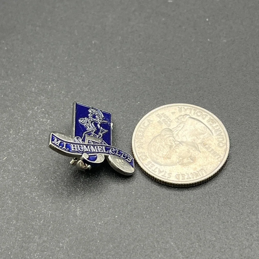M.I. Hummel Club Lapel Hat‎ Pin